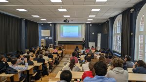 Amphi de chercheurs lors des Journées des Jeunes Chercheur·euses en Acoustique Vibration et Bruit